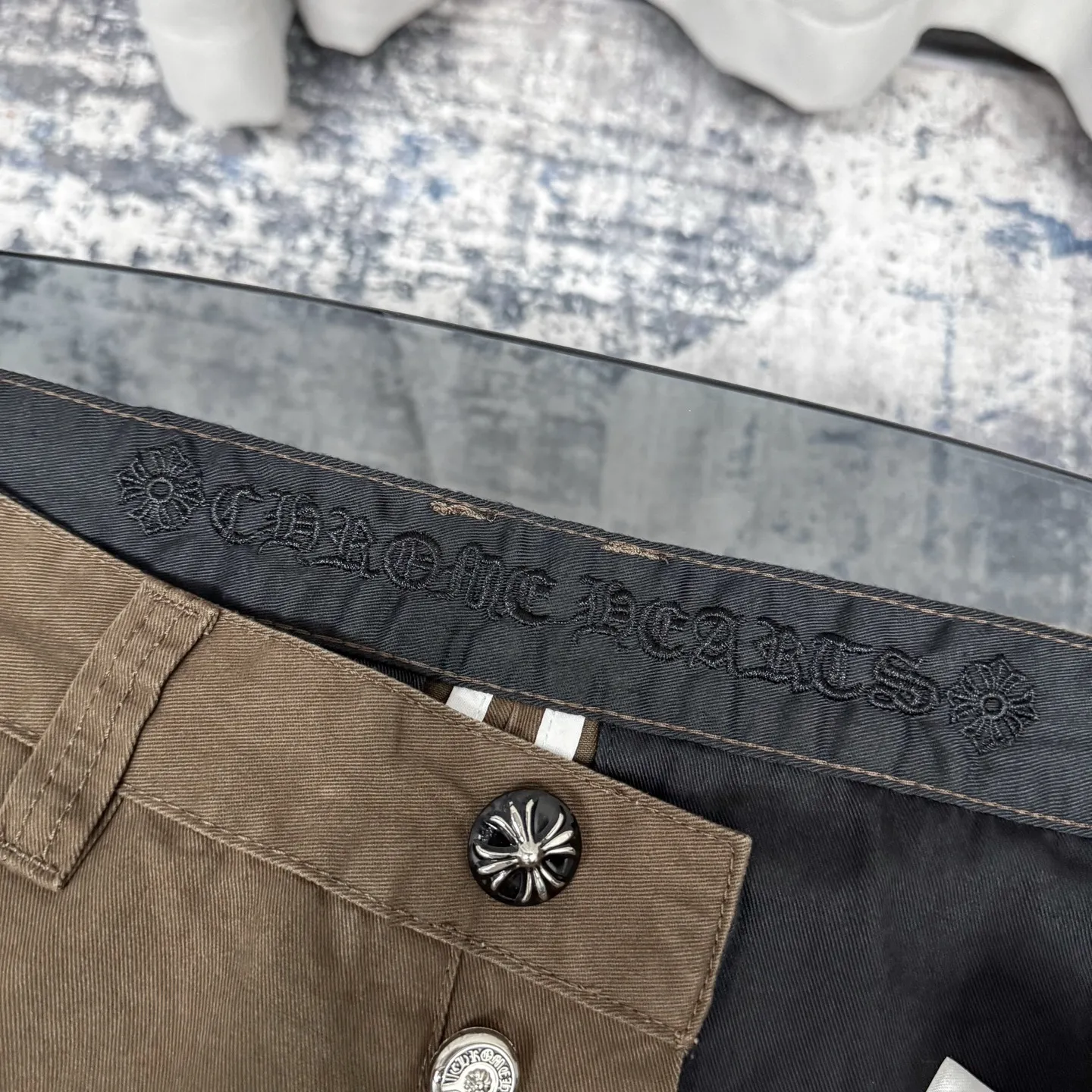 P260 Chrome Hearts/Chrome Hearts leopard print checkerboard horsehair cross patch leather jeans - Full of exploring the ultimate in fashion, Chrome Hearts' new Chrome Hearts pants cleverly integrate camouflage cross, checkerboard horsehair cross and other elements to break the traditional boundaries. The clever fusion of Mattyboy’s same style, overalls and khaki jeans brings endless matching inspiration to fashionistas.  This pair of Croxin overalls not only presents a unique retro style, but also combines comfort and sophistication with its wide-leg, loose design. The mid-high waist design matches a lazy and casual style, which not only makes the legs longer but also maintains a casual feel, it is a must-have fashion choice for trendy men and trendy women.  Brown overalls are unique in leather matching and color selection, making them the leader among overalls. Chrome Hearts' khaki cross chino casual pants have a prince-like aristocratic feel. The pants have 40 panels of leather and full texture. The W34 size is perfectly presented and has become the focus of the forefront of fashion. Whether it's for daily wear or a trendy try, these pants can bring you an excellent fashion experience.  Color: brown Size: 28 30 32 34 corresponding size s-xl
